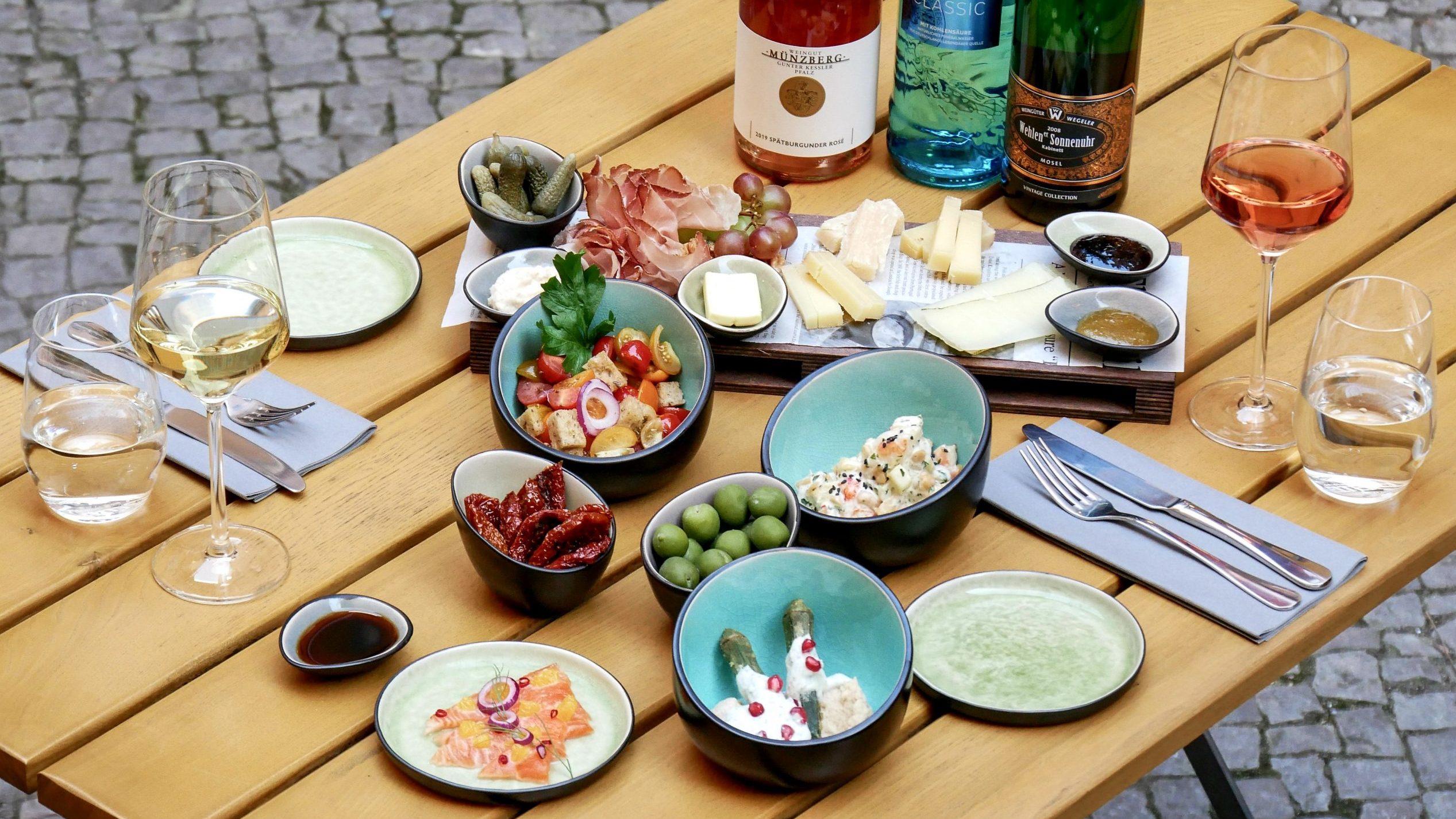 Speisen, Wein und Wasser auf dem Tisch