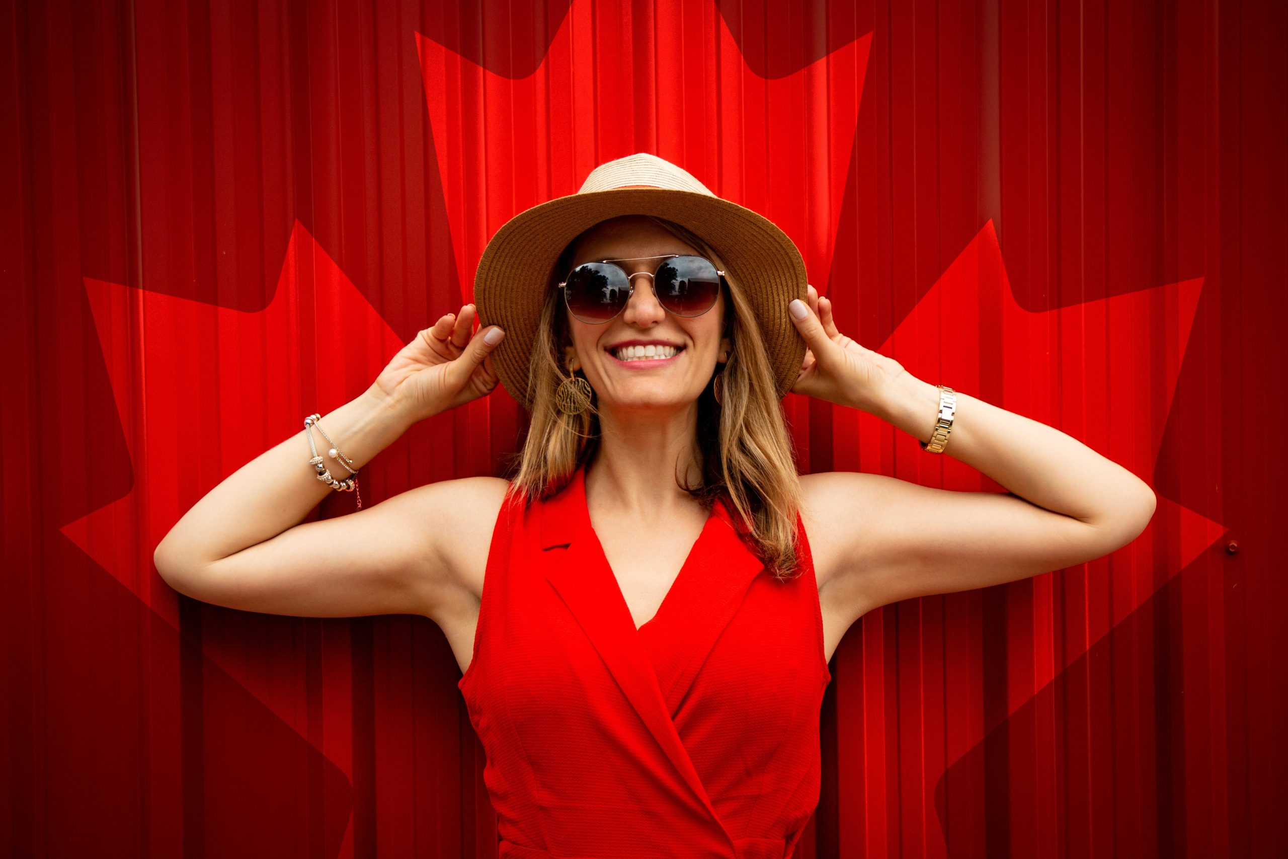 Eine Frau mit Strohhut und rotem Kleid.