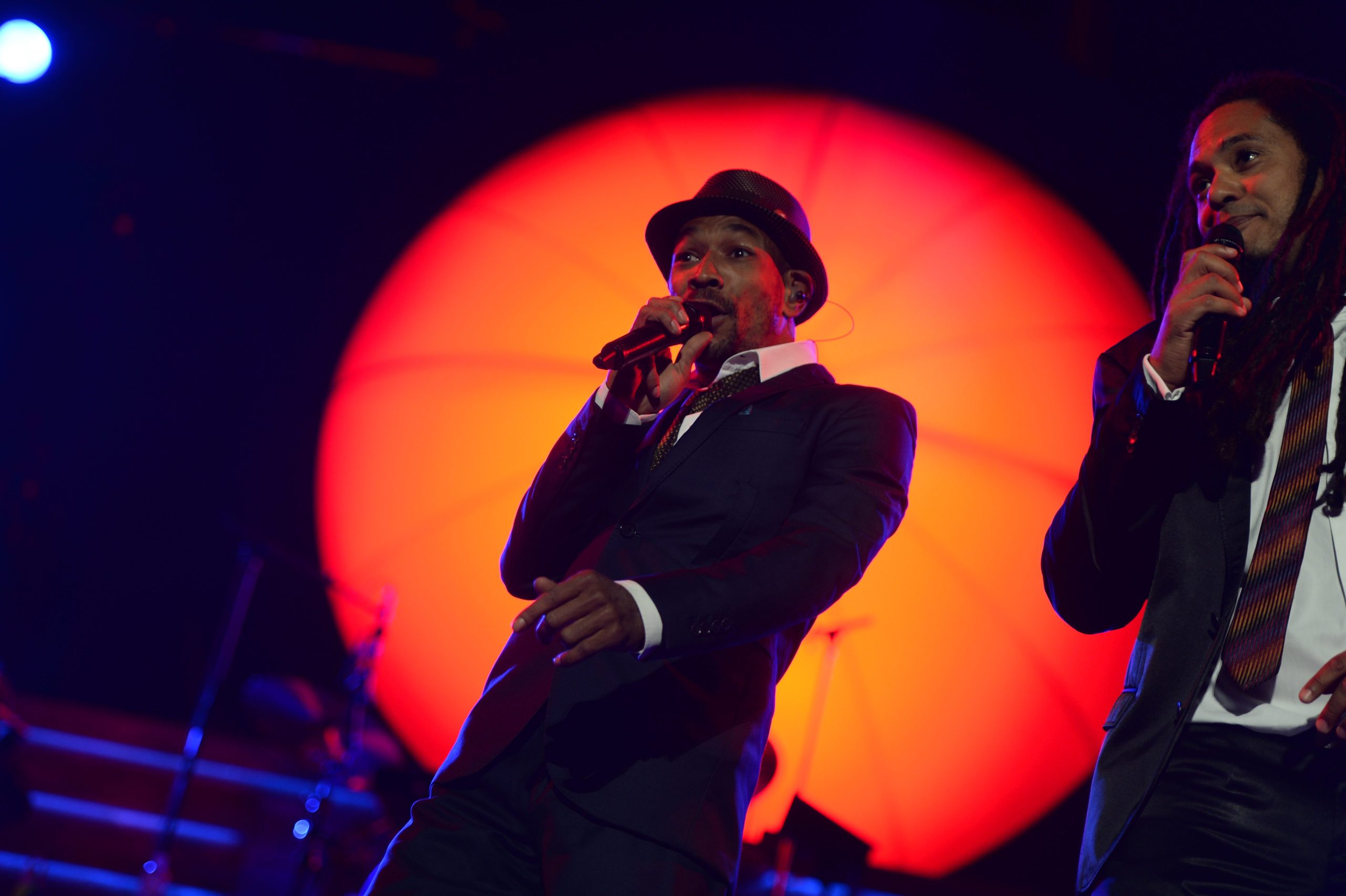Demba Nabé von der Band Seeed singt auf der Bühne