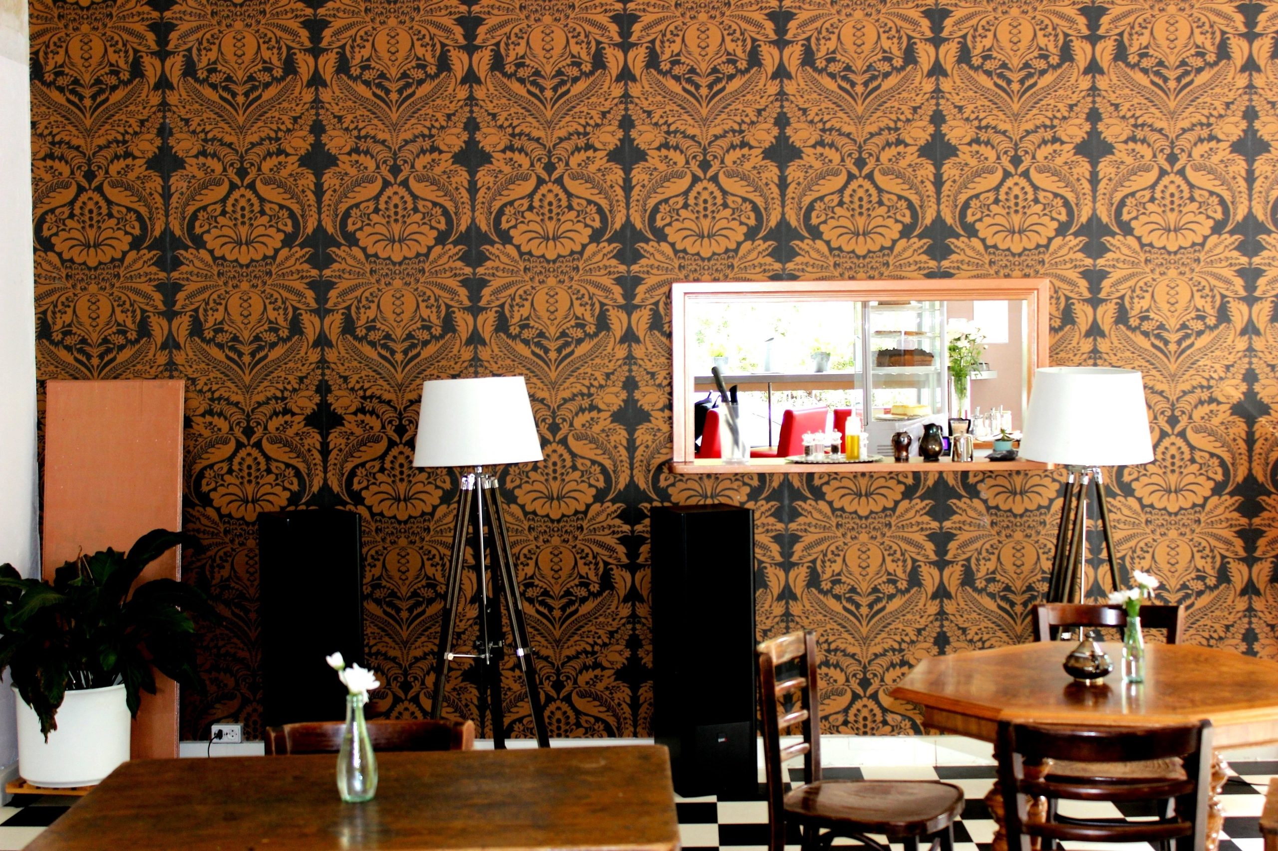 Einrichtung, Stühle um Tisch und Lampen im Cafe Motte in Wedding