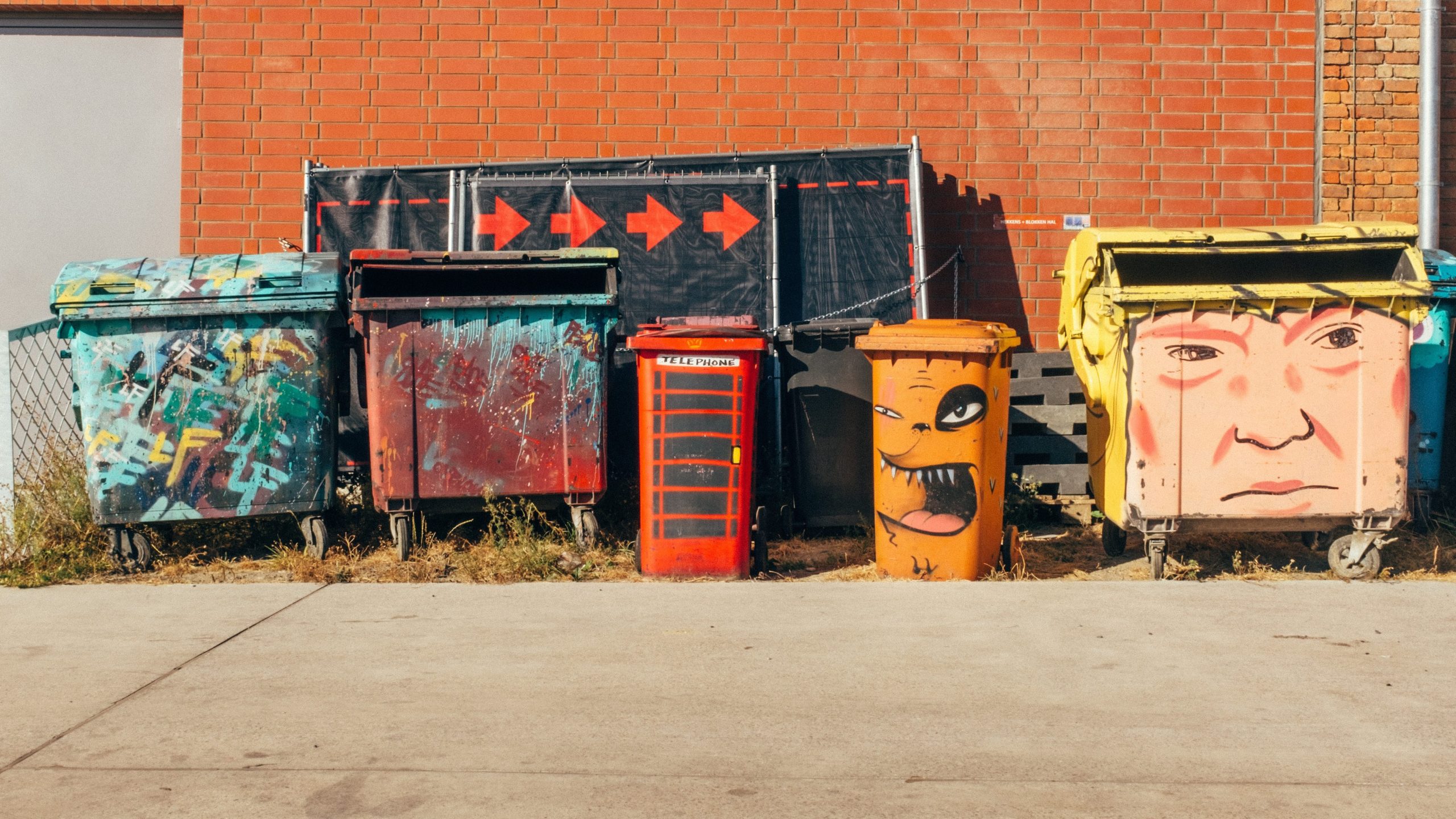 Mülltonnen mit Graffiti besprüht
