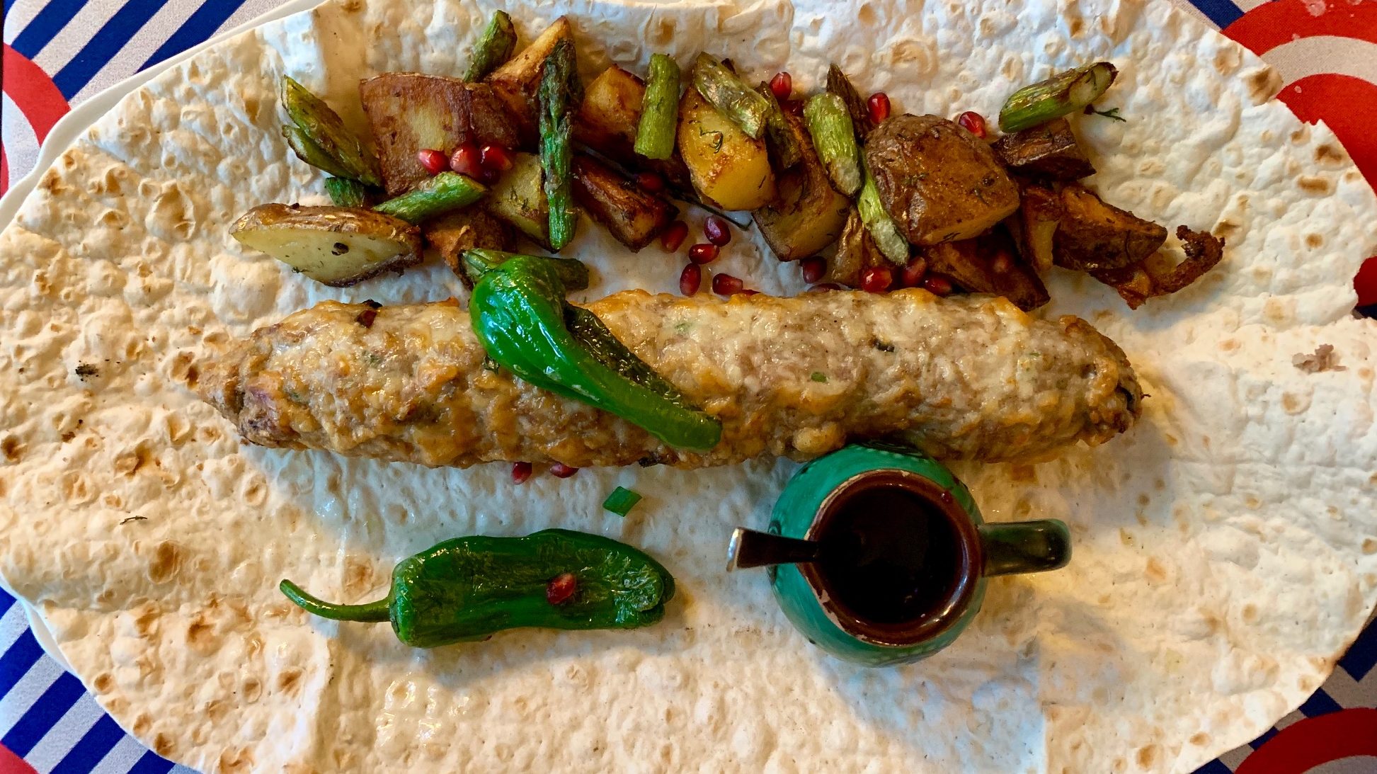 Hähnchenhack mit Pimientos, Kartoffel, grüner Spargel und Granatapfel
