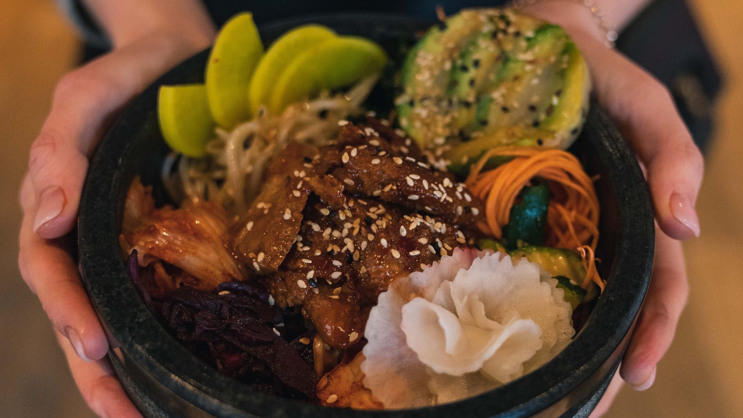 Vegane Bowl mit Avocado