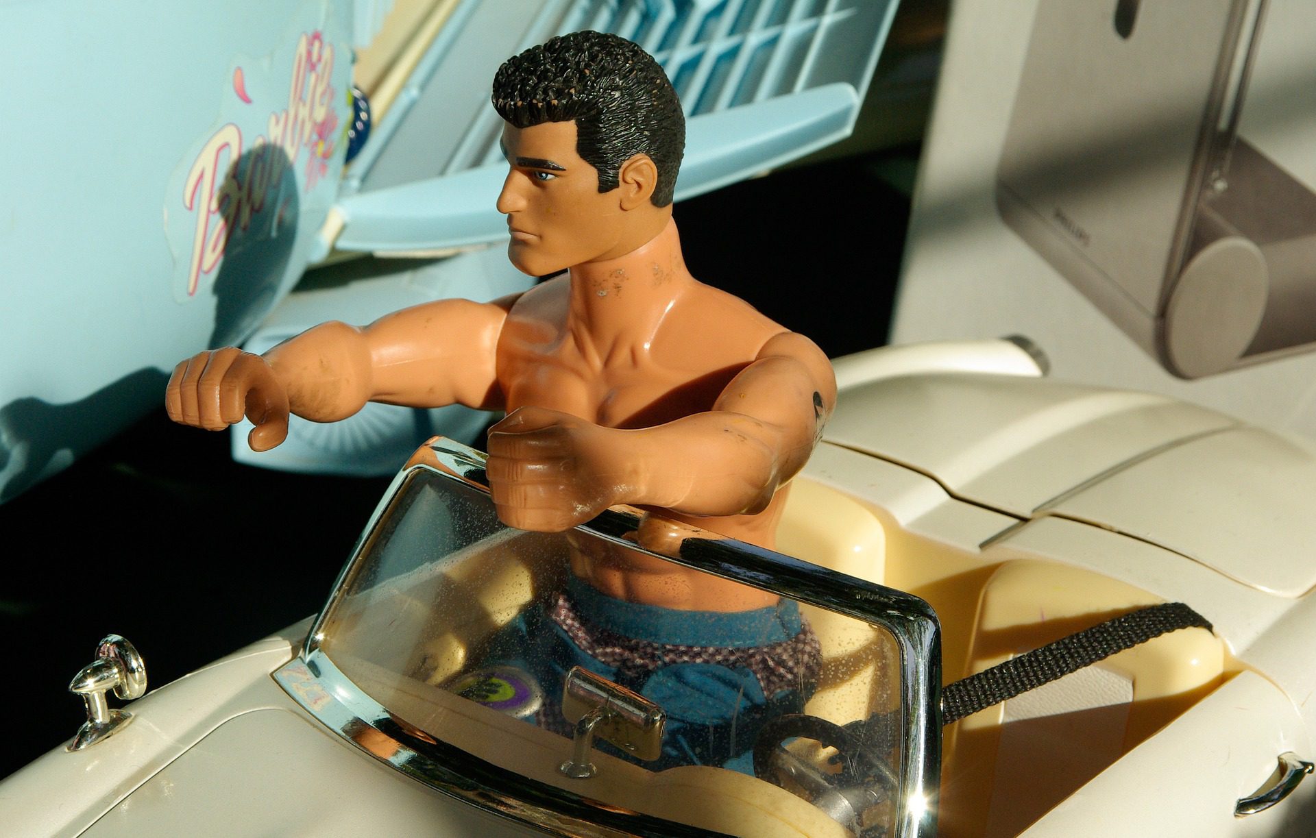 Barbies Freund Ken im Spielzeugauto