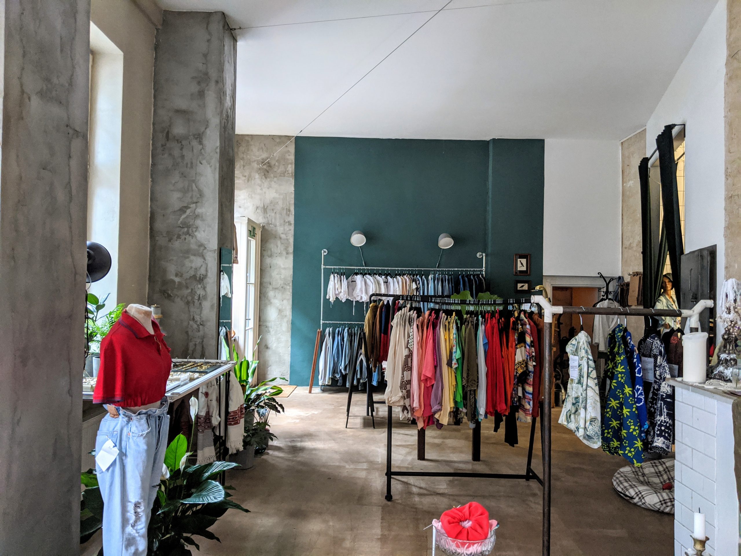 Kleidung auf Kleiderstangen im Laden.