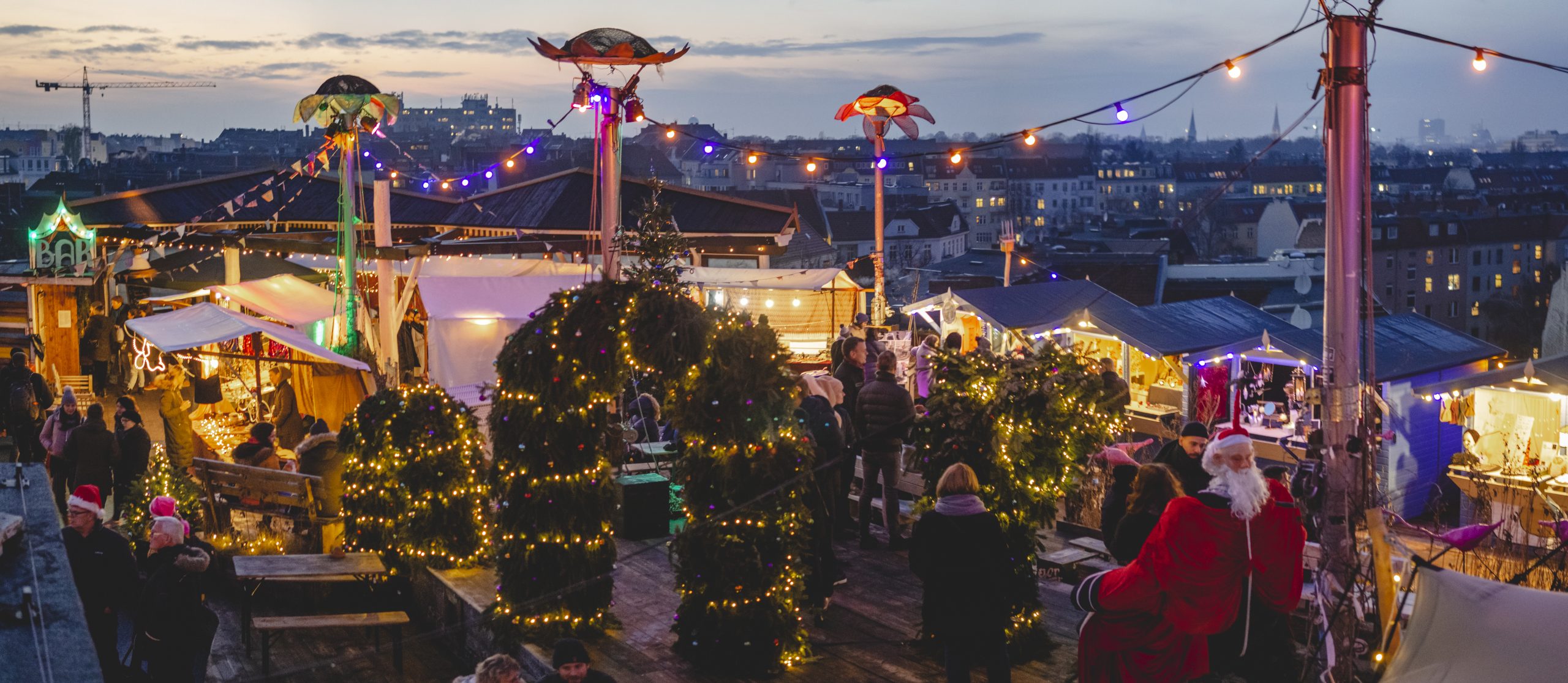 Weihnachtsmarkt im Klunkerkranich mit Berliner Skyline