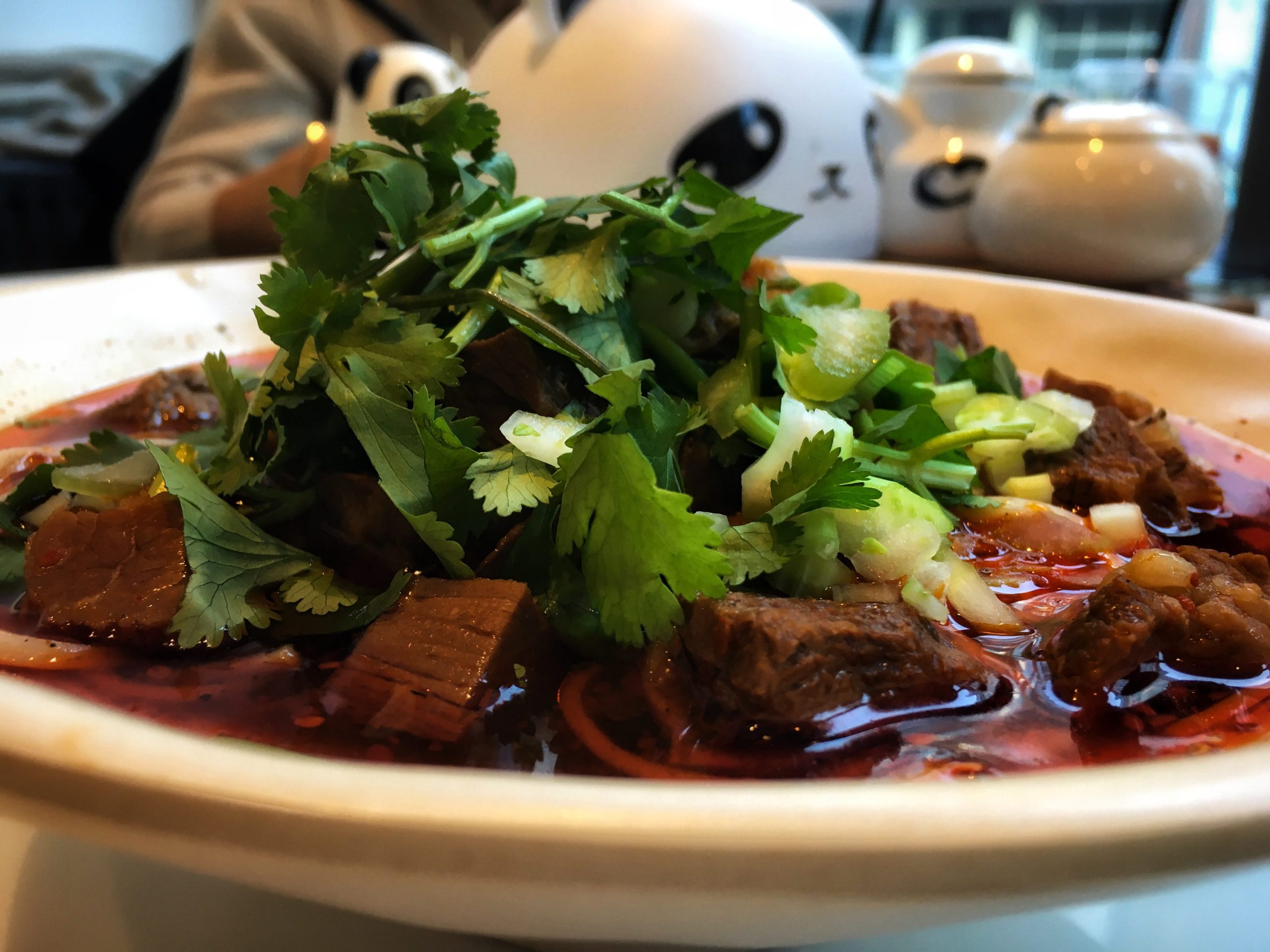 Eine Schüssel voller chinesischer Nudelsuppe.