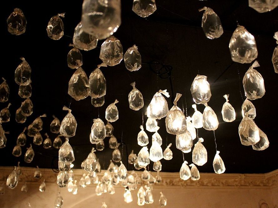 Was aussieht wie Glastropfen an der Decke, sind eigentlich kleine Plastesäckchen. ©J.Wernicke